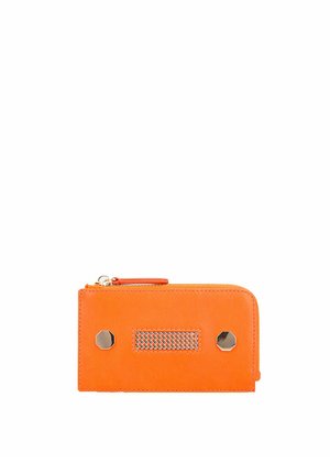 Fel oranje rechthoekige portemonnee met een rits bovenaan, twee zilveren zeshoekige studs en een rechthoekig gaasdetail aan de voorkant.