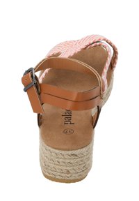 Sandal de imitación de cuero marrón con un empeine trenzado en naranja y blanco, con cierre de hebilla y un tacón de cuña envuelto en yute.