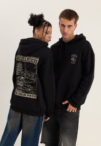 YOURTURN UNISEX - Džemperis ar kapuci - black