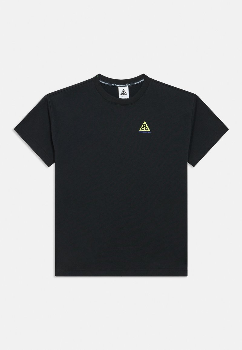 Μαύρο βαμβακερό T-shirt με στρογγυλή λαιμόκοψη και κοντά μανίκια, με μικρό κίτρινο τρίγωνο λογότυπο στο αριστερό στήθος. Κλασική εφαρμογή, λεία υφή.