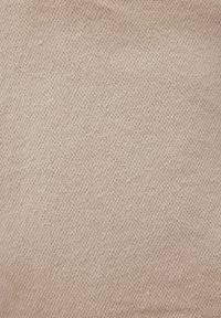 Beiger Baumwollstoff mit einem strukturierten, gewebten Muster und einer feinen, glatten Oberfläche. Keine sichtbaren Muster oder zusätzlichen Details.