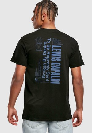 Sort bomulds t-shirt med blåt tekstdesign på ryggen, der viser sangtitler og varighed, med en afslappet pasform og korte ærmer.