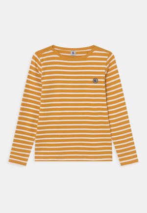Koszula w kolorze musztardowym z białymi poziomymi paskami, z długim rękawem, okrągłym dekoltem i małym okrągłym logo na lewej piersi.