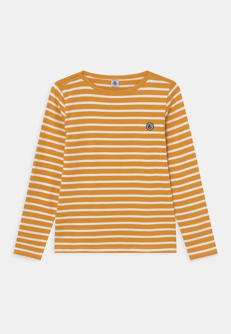 Chemise à manches longues rayée horizontale jaune moutarde et blanche avec col rond et petit logo circulaire sur le côté gauche de la poitrine.