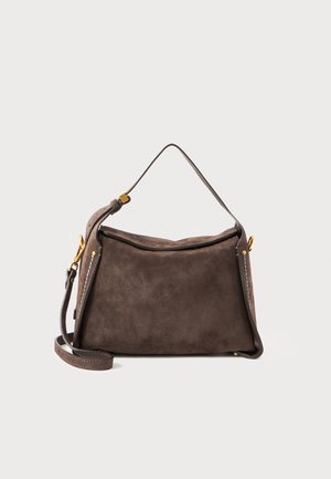 Brązowa torebka z zamszu o geometrycznym wzorze, z górnym uchwytem i odpinanym paskiem na ramię. Złote akcenty i szczegóły przeszycia.