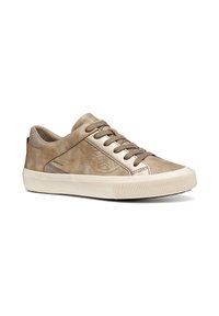 Sneakers beige in suede con una finitura testurizzata, punta rotonda e suola in gomma a contrasto; presentano cuciture decorative e un dettaglio del logo sul lato.