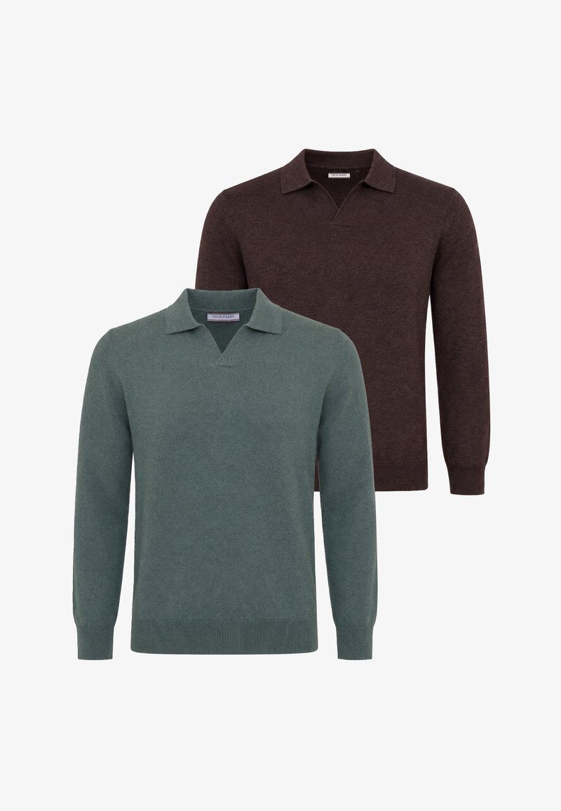 Deux pulls polo en maille à manches longues, un vert devant et un marron derrière, présentés sur un fond blanc.