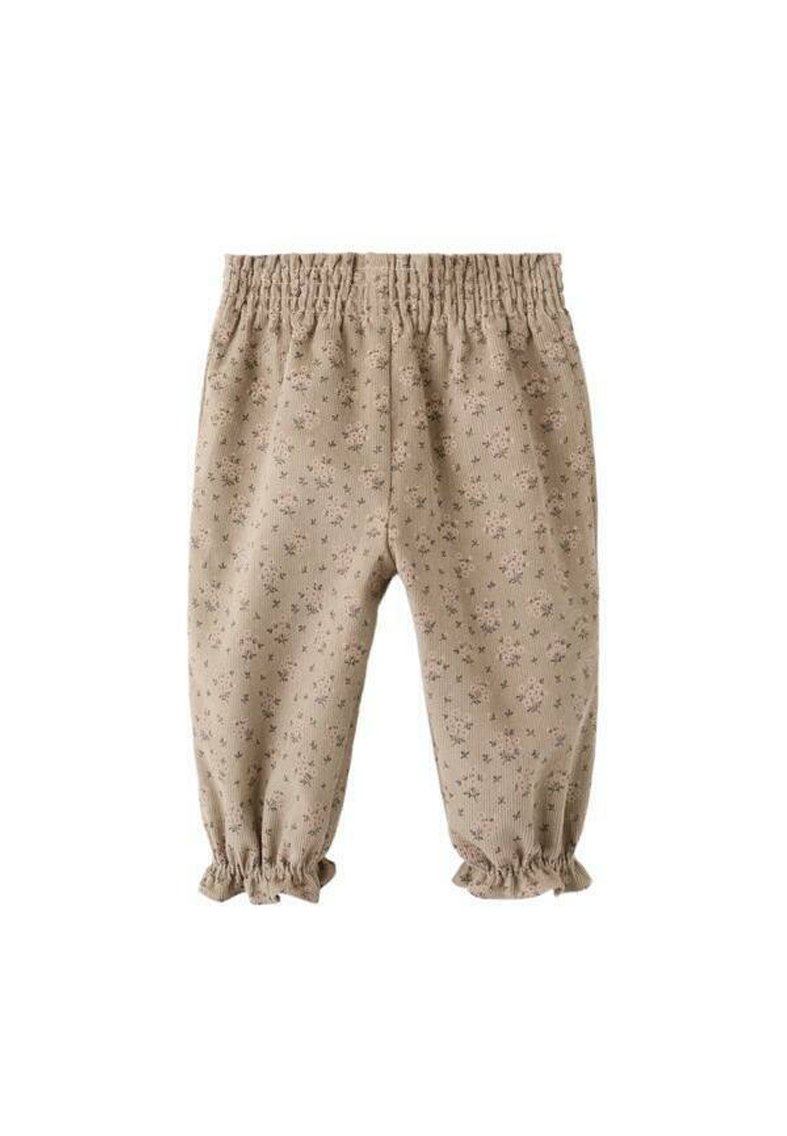 Bež bombažne hlače z majhnimi cvetličnimi potiski, elastičnim pasom in nabranimi manšetami na gležnjih. Teksturirana tkanina dodaja vizualni interes.