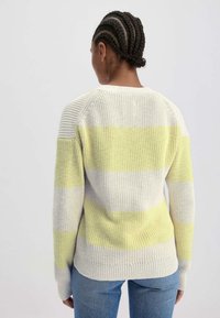 Gestickter Pulli mit horizontalen Streifen in zartem Gelb und hellem Grau, Rundhalsausschnitt und gerippten Bündchen, strukturierter Stoff.