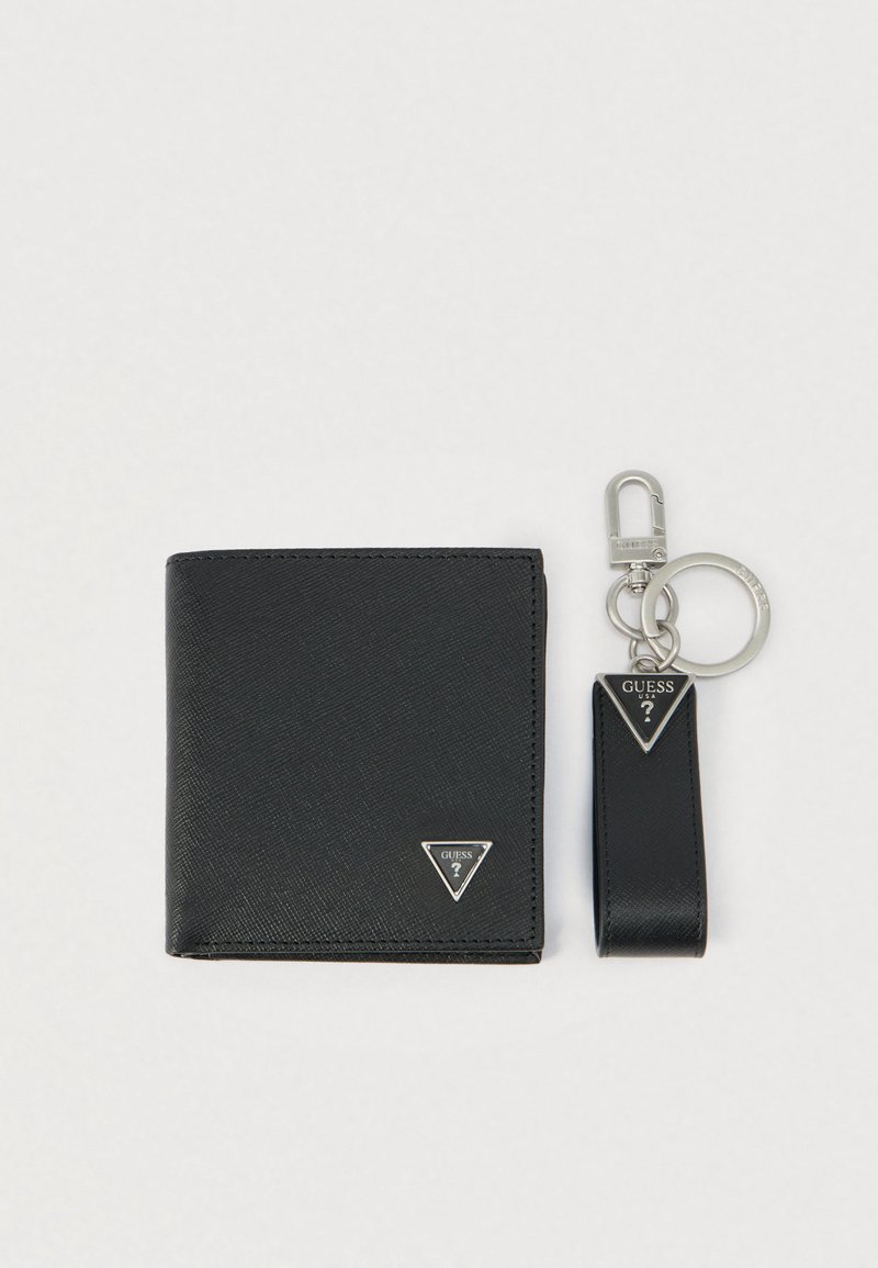 Zwarte leren portemonnee met gestructureerde afwerking en een zilveren driehoeklogo. Wordt geleverd met een bijpassende sleutelhanger met een zilveren ring en clip.