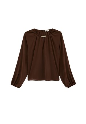 Blusa marrón de manga larga con cuello fruncido y cierre decorativo con perlas en el centro delantero.