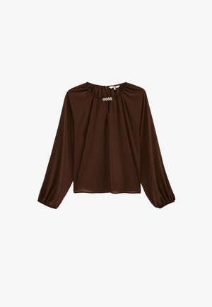 Blusa marrón de manga larga con cuello fruncido y cierre decorativo con perlas en el centro delantero.