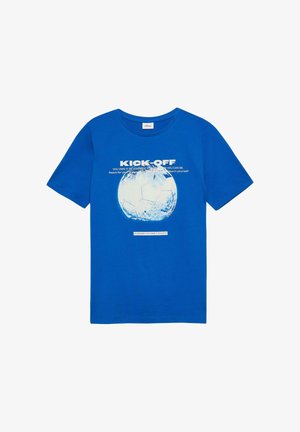 Maglietta blu con grafica sbiadita di un pallone da calcio bianco e scritta "KICK-OFF" con frasi motivazionali sul calcio e sulla fiducia in se stessi.
