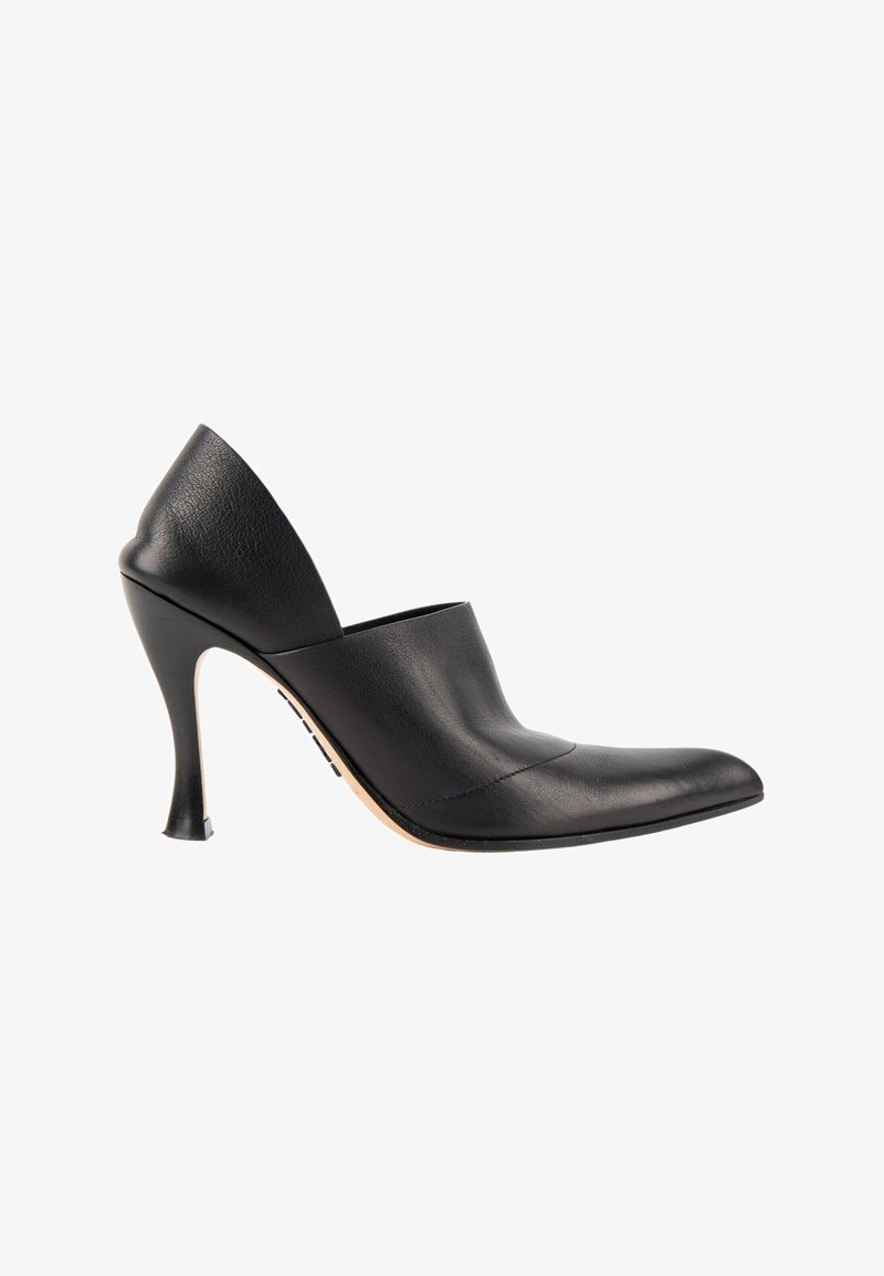 Chaussure à talon haut en cuir noir avec un bout pointu, un talon fermé et un talon aiguille incurvé sur fond blanc.