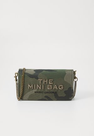 Grønn kamuflasje mini veske laget av lerret, med gulltonet hardvare, kjedehåndtak og preget tekst: "THE MINI BAG MARC JACOBS."