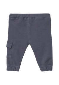 Grijze katoenen broek met een aansluitende tailleband, opgerolde enkels en een zijvak. Soepele textuur met contrasterende stikseldetails.