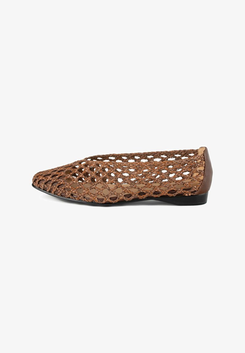 Braune geflochtene flache Schuhe mit einem offenen Netzdesign und einer soliden braunen Fersenkappe. Leichtgewichtig mit einer spitzen Zehenform.
