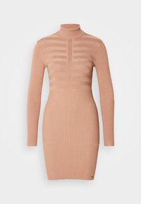 Robe en tricot de pêche doux avec un col haut. Présente une texture côtelée contrastant avec des sections rayées sur le corps et les manches.