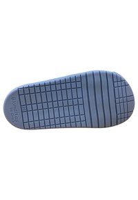 Suela de zapato de goma azul con un patrón texturizado de cuadrados y líneas, etiquetada como "26" y "Bananitos by Crocs."