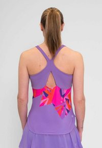 Top sportivo viola con spalline incrociate, caratterizzato da un motivo geometrico colorato in rosa, rosso e blu navy sul retro, realizzato in tessuto elasticizzato.