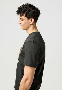 Wrangler SHORT SLEEVE AMERICANA - REGULAR FIT - Printtipaita - anthracite