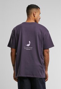 Upscale by Mister Tee VIVE LA LIBERTE - Nyomott mintás póló - purplenight