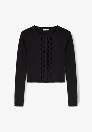 Schwarze, kurze Strickjacke aus strukturiertem Stoff, mit einem Reißverschluss an der Vorderseite und dekorativen Ausschnittmustern entlang der Mitte.