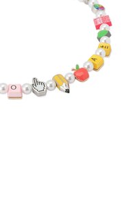 Collana di perle con ciondoli colorati in smalto, tra cui una matita, una mela, tasti di tastiera e un cursore a mano, che mette in mostra un design giocoso.