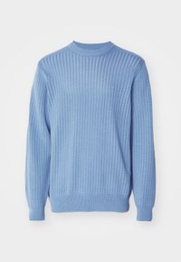 Suéter de punto azul claro con un patrón de rayas verticales texturizadas, puños acanalados y cuello redondo; presenta un pequeño logo en el pecho.