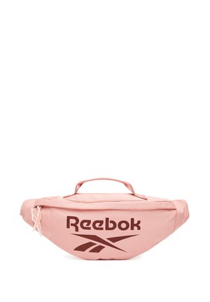 Hellrosa Reebok-Gürteltasche mit dunkelbraunem Logo, Reißverschluss und Henkel oben vor weißem Hintergrund.