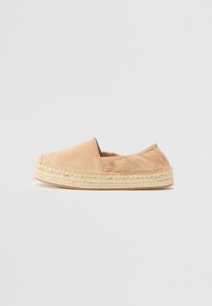 Beige slip-on espadrille med flettet snore sål, ruskindsoverdel og subtile "BOSS" branding på siden.