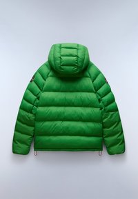 Giacca a vento verde con cappuccio, caratterizzata da baffi trapuntati e accenti rossi. Il tessuto ha una finitura lucida ed è isolato per garantire calore.