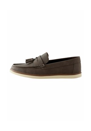 Mocasines de cuero marrón con una banda trenzada texturizada y detalles de costura sutiles, con una suela de goma ligera y un diseño de punta redondeada.