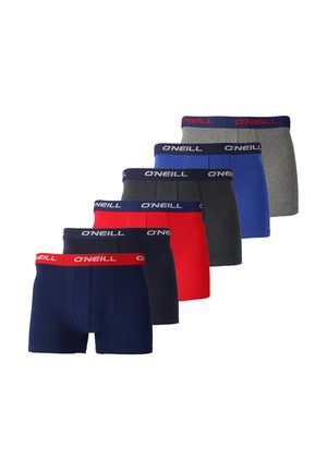 Sechs Paar Herren-Boxershorts in Marineblau, Rot, Schwarz, Blau und Grau mit gebrandeten elastischen Bunds, die in einer Reihe auf weißem Hintergrund angeordnet sind.