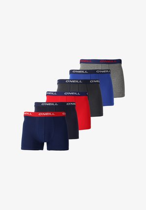 Six paires de boxers pour hommes en marine, rouge, noir, bleu et gris avec des ceintures élastiques de marque disposées en rangée sur fond blanc.