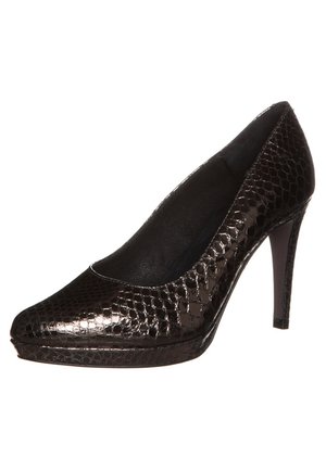 Chaussure noire à talon haut avec un motif texturé effet peau de serpent. Modèle à bout fermé, reposant sur un talon fin, avec une doublure intérieure lisse.