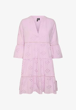 Pink broderet kjole med V-hals, lagdelt design og puffærmer. Matchet med knæhøje blå støvler. Glat tekstur.