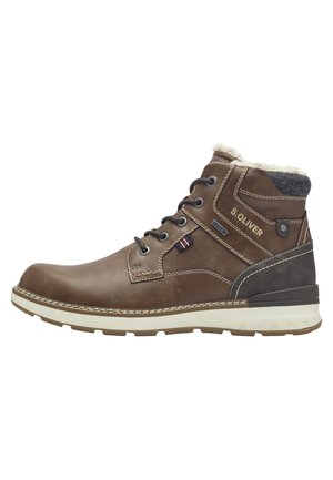 Bottines en cuir marron avec une finition texturée, dotées d'un col en fausse fourrure, d'accents foncés contrastants et d'une semelle en caoutchouc blanche.