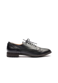 Scarpa nera in pelle con lacci, finitura liscia, punta tondeggiante e dettagli di cucitura discreti. Presenta un tacco basso marrone e suola in gomma piatta.