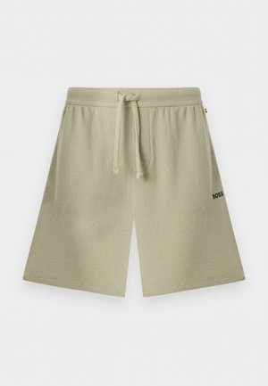 Hellbeige, strukturierte Stoffshorts mit Kordelzugbund und kleinem schwarzem „BOSS“-Logo am rechten Bein, flach auf weißem Hintergrund liegend.