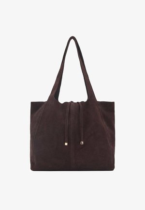 Sac fourre-tout en daim marron foncé avec de longues anses et une fermeture centrale à cordon de serrage avec embouts métalliques.