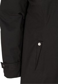 Giacca esterna nera con tessuto liscio, maniche lunghe, dettagli con bottoni e una tasca laterale con chiusura a scatto.