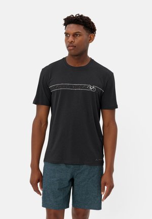 T-shirt en coton noir à manches courtes, avec un graphique de bicyclette blanche sur la poitrine. Associé à un short teal, les deux styles sont décontractés.