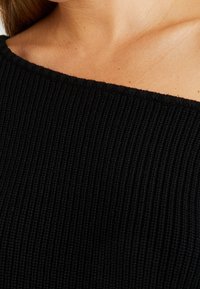 Even&Odd Petite Stickad tröja - black