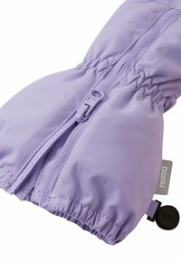 Lila wasserdichte Handschuh mit elastischem Bündchen, vorderem Reißverschluss und strukturiertem Stoff. Mit Logo-Tag und verstellbarem Kordelverschluss.