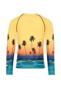 Langarmpoloshirt met een zonsonderganggradiënt van geel naar blauw, met zwarte silhouetten van palmbomen en een zwembadscene aan de onderkant.