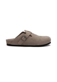 Zoccoli in suede grigio chiaro con apertura ampia, cinturino regolabile e suola in gomma. Texture liscia con accenti minimi.