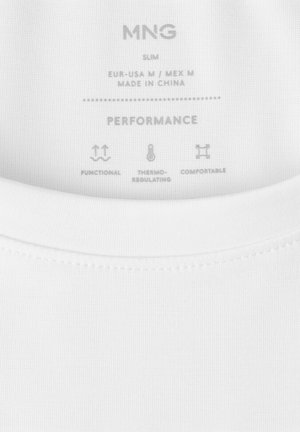 Witte slim-fit overhemdlabel met maat M, gemaakt in China, met prestatiekenmerken: functioneel, thermoregulerend en comfortabel.