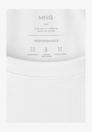 Witte slim-fit overhemdlabel met maat M, gemaakt in China, met prestatiekenmerken: functioneel, thermoregulerend en comfortabel.