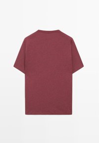 T-shirt corto a maniche corte di colore marrone scuro con colletto rotondo, caratterizzato da una texture liscia e orlo diritto, presentato dalla vista posteriore.